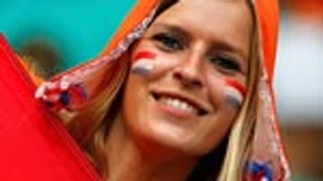 Im letzten Viertelfinale treffen die Niederlande auf das Überraschungs-Team aus Costa Rica. Diese junge Dame drückt der Mannschaft um Bayern-Star Arjen Robben die Daumen.