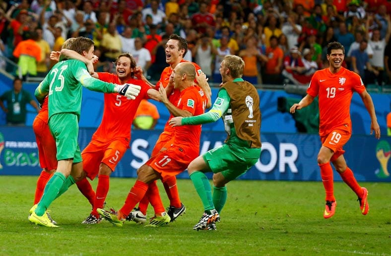 Die Niederländer wissen, bei wem sie sich zu bedanken haben und stürmen auf ihren Torhüter zu. Im Halbfinale wartet nun Argentinien.