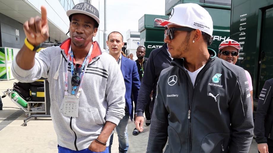 Zum Rennen sind viele Stars an die Strecke gekommen. Der jamaikanische Sprinter Yohan Blake (li.) ist mit Lewis Hamilton unterwegs.