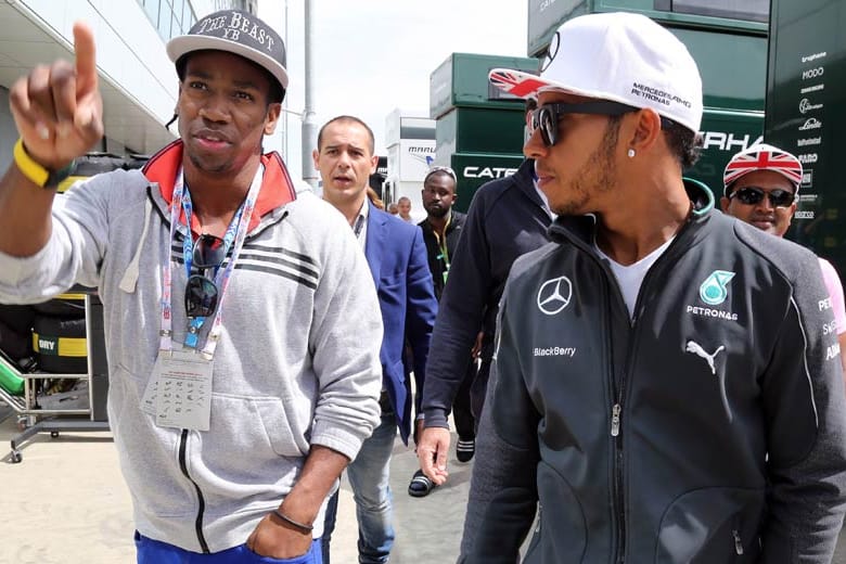 Zum Rennen sind viele Stars an die Strecke gekommen. Der jamaikanische Sprinter Yohan Blake (li.) ist mit Lewis Hamilton unterwegs.