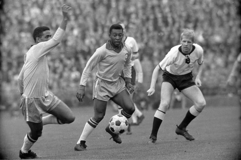 1963 - Das erste Aufeinandertreffen: Auf seiner Europatournee trifft der zweimalige Weltmeister erstmals in einem Freundschaftsspiel auf die deutsche Mannschaft. Der prägende Mann vor über 70.000 Zuschauern in Hamburg ist Superstar Pele (Mitte). Mit einem Treffer und einer Vorlage hat er maßgeblichen Anteil am unspektakulären 2:1-Erfolg seiner Brasilianer. Jürgen Werner (re.) hatte die Gastgeber zuvor per Elfmeter in Führung gebracht.