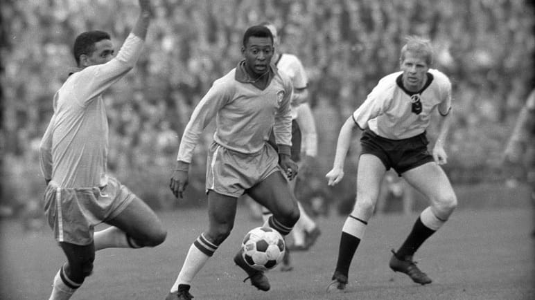 1963 - Das erste Aufeinandertreffen: Auf seiner Europatournee trifft der zweimalige Weltmeister erstmals in einem Freundschaftsspiel auf die deutsche Mannschaft. Der prägende Mann vor über 70.000 Zuschauern in Hamburg ist Superstar Pele (Mitte). Mit einem Treffer und einer Vorlage hat er maßgeblichen Anteil am unspektakulären 2:1-Erfolg seiner Brasilianer. Jürgen Werner (re.) hatte die Gastgeber zuvor per Elfmeter in Führung gebracht.