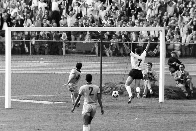1968 - Der erste deutsche Sieg: Im dritten Aufeinandertreffen verlässt die DFB-Elf den Platz erstmals als Sieger. Hier jubelt Bernd Dörfel über das zwischenzeitliche 2:0. nachdem zuvor bereits Siggi Held erfolgreich war. Am Ende siegt Deutschland mit 2:1 über die Selecao, die in Stuttgart ohne Pele angetreten war.