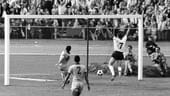 1968 - Der erste deutsche Sieg: Im dritten Aufeinandertreffen verlässt die DFB-Elf den Platz erstmals als Sieger. Hier jubelt Bernd Dörfel über das zwischenzeitliche 2:0. nachdem zuvor bereits Siggi Held erfolgreich war. Am Ende siegt Deutschland mit 2:1 über die Selecao, die in Stuttgart ohne Pele angetreten war.