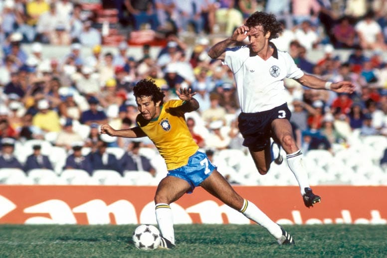 1981 - Die erste Packung: Nach sieben Partien, die keiner der beiden Kontrahenten mit mehr als zwei Toren für sich entscheiden konnte, setzt es bei der Mini-WM in Uruguay die erste Klatsche für das deutsche Team von Bundestrainer Jupp Derwall. Bei dem anlässlich des 50. Geburtstags der Weltmeisterschaft ausgetragenen Turnier gewinnt Brasilien mit 4:1. Dabei hatte Klaus Allofs seine Mannschaft noch in Führung geschossen. Am Ende scheidet Deutschland nach einer weiteren Niederlage gegen Argentinien ohne Punktgewinn aus.