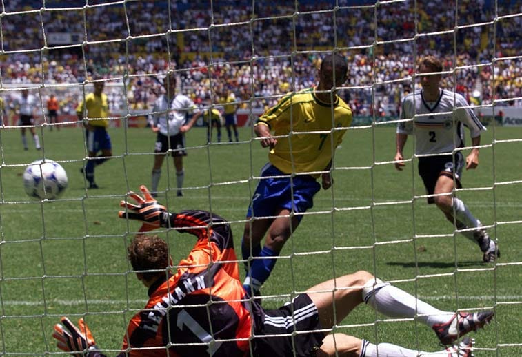 1999 - Die höchste Niederlage: Bereits ein Jahr vor dem unsäglichen Vorrunden-Aus bei der EM 2000 hat sich die DFB-Elf bereits vor der Weltöffentlichkeit blamiert. Beim Confederations Cup in den USA setzt es im ersten Pflichtspiel überhaupt gegen Brasilien eine herbe 0:4-Klatsche. Zé Roberto, Ronaldinho und zwei Mal Alex besiegeln die höchste Niederlage gegen die Selecao. Am Ende scheidet das Team von Erich Ribbeck nach einem Sieg gegen Neuseeland und einer Pleite gegen die USA in der Vorrunde aus.