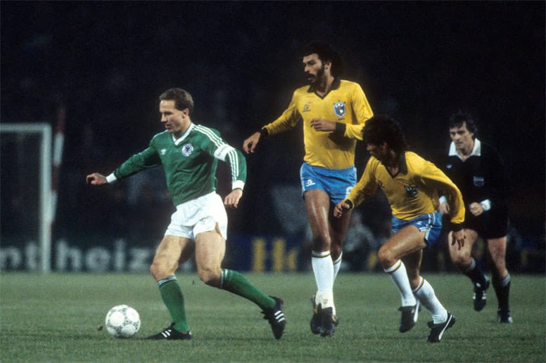 1986 - Der höchste Sieg: Der 2:0-Erfolg der DFB-Elf von Teamchef Franz Beckenbauer im Vorfeld der WM in Mexiko ist der bislang höchste Sieg einer deutschen Mannschaft über die Selecao. Die Torschützen: Hans-Peter Briegel und Klaus Allofs.