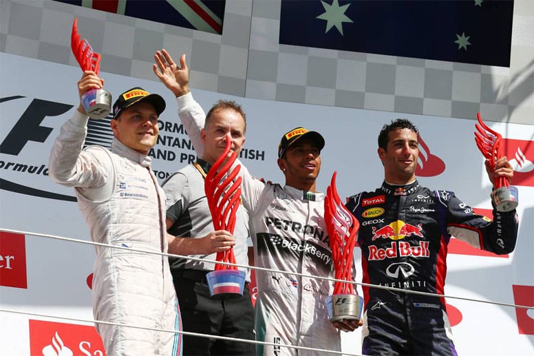 Valtteri Bottas (li.) fährt vom 14. auf den zweiten Platz. Der Williams-Pilot zeigt damit nicht nur eine Spitzenleistung, sondern erreicht auch den größten Erfolg seiner F1-Karriere. Daniel Ricciardo (re.) wird vom achten Startplatz aus noch Dritter.