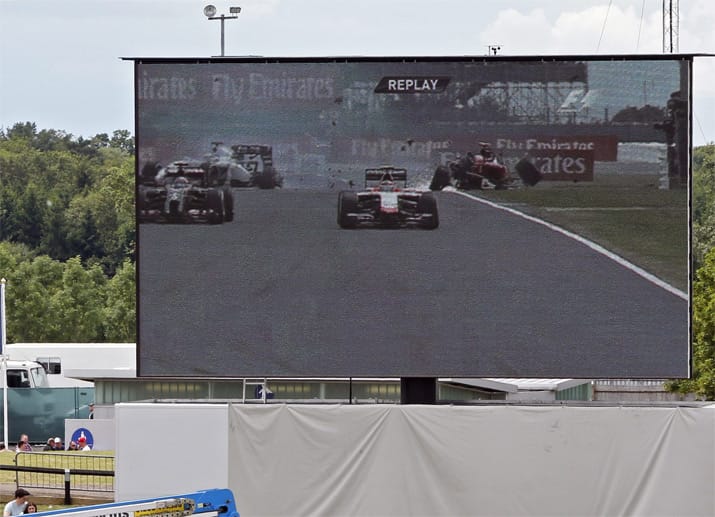 Zu Beginn des Grand Prix hat Kimi Räikkönen einen heftigen Unfall.