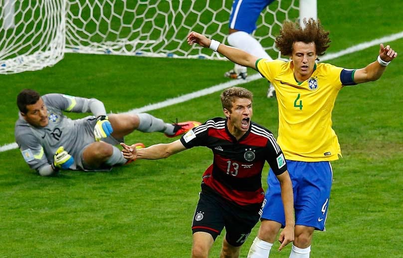 Brasiliens Keeper Julio Cesar (li.) schaut ungläubig und genervt hinterher, als Müller zum Jubel abdreht. Mit seinem fünften Tor bei diesem Turnier liegt der Bayern-Star auf Platz zwei der Torjägerliste, einen Treffer hinter Kolumbiens James Rodriguez.