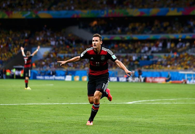 2:0 für Deutschland und Rekord: Klose erzielt sein 16. Tor bei einer Weltmeisterschaft und übertrumpft damit den Brasilianer Ronaldo (15 WM-Tore).