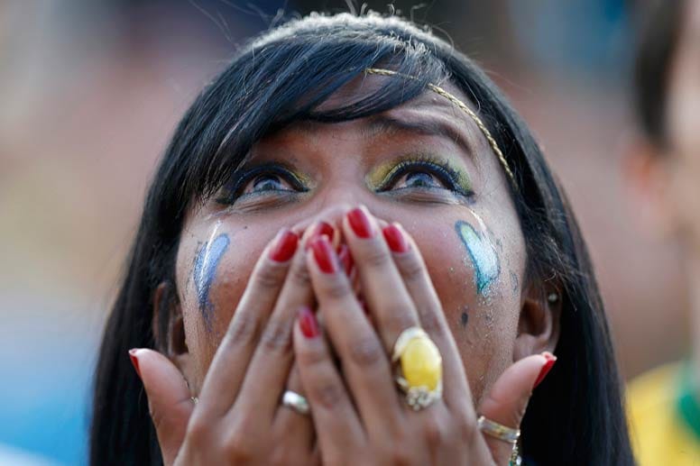Fassungslosigkeit auch auf den Rängen. Wenn die brasilianischen Fans nicht gerade pfeifen, schweigen sie und vergießen bittere Tränen.
