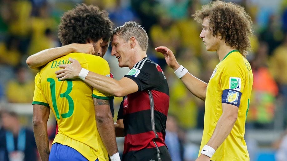 Deutschland zieht überragend ins WM-Finale ein, Brasilien ist am Boden zerstört. Dante (li.) wird von seinen Bayern-Kameraden Müller (2.v.li.) und Bastian Schweinsteiger (3.v.li.) getröstet. Selecao-Kapitän David Luiz schlägt mit seinen Kontrahenten ab.