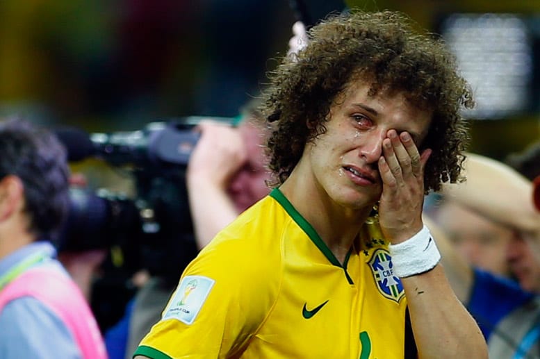 Nach den sportlichen Handshakes fließen die Tränen, nicht nur bei Luiz. Spieler, Trainer und Zuschauer weinen bitterlich. Ganz Brasilien verfällt in Trauer.
