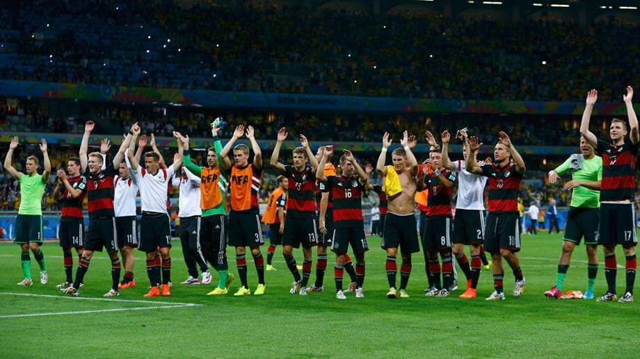 Die deutsche Nationalmannschaft lässt sich nach dem Spiel von den mitgereisten DFB-Fans feiern. "So ein Tag, so wunderschön wie heute, so ein Tag, der sollte nie vergehen" hallt durchs Stadion von Belo Horizonte.