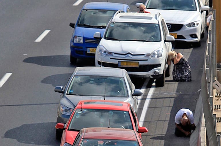 Tel Aviv am Tag zwei der Offensive: Das erste mal seit fast zwei Jahren heulen wieder Sirenen in israelischen Großstädten.