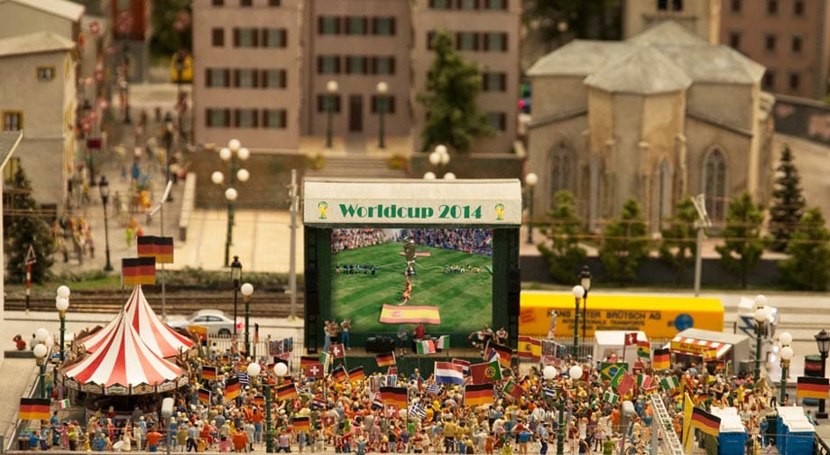 Das Miniatur Wunderland reagiert oft auf aktuelle Ereignisse, wie die WM 2104.Auf etlichen Fanfesten im Wunderland wird die WM gefeiert. Mehrere tausend Figuren wurden dafür in mühevoller Handarbeit arrangiert.