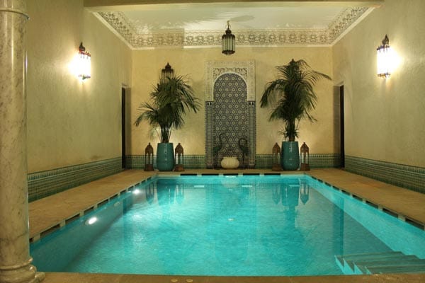 Das restaurierte Riad Kniza aus dem 18. Jahrhundert hat trotz zwei verstrichenen Jahrhunderten nichts an seinem orientalisches Flair eingebüßt. Die exquisite marokkanische Küche, der Swimmingpool, die gemütlichen Salons mit Feuerstellen und das hoteleigene Spa machen ihr übriges und den Urlaub in Marrakesch perfekt. Dafür gibt es Platz fünf.