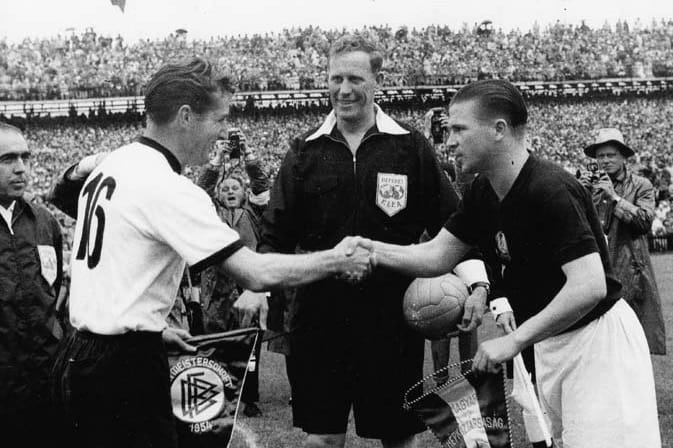 WM 1954: Der Auftakt zum "Wunder von Bern" - Fritz Walter, Schiedsrichter William Ling und der ungarische Kapitän Ferenc Puskas (v. li.) vor der Partie. Gut 90 Spielminuten später hat Deutschland aus einem 0:2 ein 3:2 gemacht und ist sensationell erstmals Weltmeister. In der 84. Minute heißt es von Radioreporter Herbert Zimmermann: "Aus dem Hintergrund müsste Rahn schießen...". Der Rest ist Geschichte.