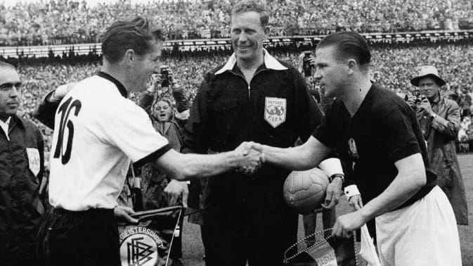 WM 1954: Der Auftakt zum "Wunder von Bern" - Fritz Walter, Schiedsrichter William Ling und der ungarische Kapitän Ferenc Puskas (v. li.) vor der Partie. Gut 90 Spielminuten später hat Deutschland aus einem 0:2 ein 3:2 gemacht und ist sensationell erstmals Weltmeister. In der 84. Minute heißt es von Radioreporter Herbert Zimmermann: "Aus dem Hintergrund müsste Rahn schießen...". Der Rest ist Geschichte.