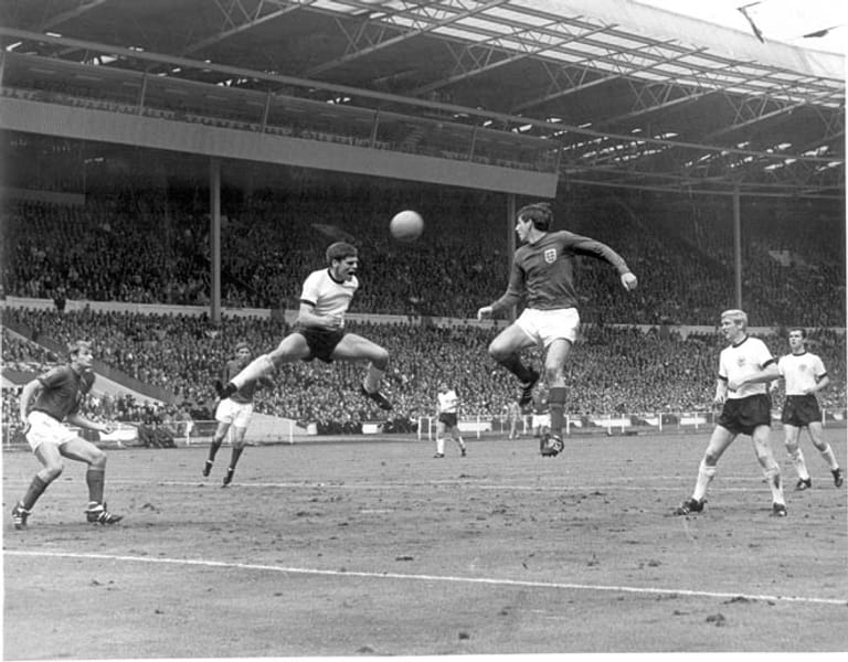 WM 1966: Wolfgang Weber (weißes Trikot, beim Kopfball) rettet Deutschland in der 90. Minute mit seinem 2:2 in die Verlängerung. Dort macht Geoff Hurst erst das Wembley-Tor und legt in der 120. Minute nach. England gewinnt 4:2.