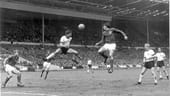WM 1966: Wolfgang Weber (weißes Trikot, beim Kopfball) rettet Deutschland in der 90. Minute mit seinem 2:2 in die Verlängerung. Dort macht Geoff Hurst erst das Wembley-Tor und legt in der 120. Minute nach. England gewinnt 4:2.