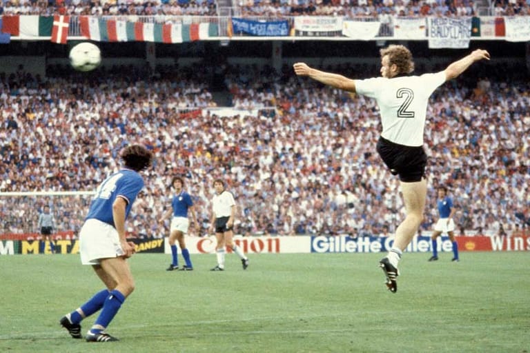 WM 1982: Deutschland verliert gegen Algerien, ist zusammen mit Österreich an der "Schande von Gijon" beteiligt und Toni Schumacher rammt im Halbfinale Frankreichs Patrick Battiston um. Viele positive Schlagzeilen schreibt das Team von Bundestrainer Jupp Derwall nicht, erreicht aber das Endspiel in Madrid. Zur Halbzeit steht es gegen Italien noch 0:0, letztlich ist das deutsche Team beim 1:3 aber ohne Chance.