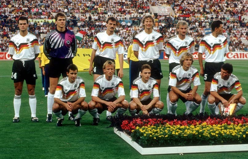 WM 1990: Diese elf Mann (plus der eingewechselte Stefan Reuter) werden gleich in Rom den dritten Titel nach Deutschland holen: Thomas Berthold, Bodo Illgner, Jürgen Kohler, Guido Buchwald, Rudi Völler, Klaus Augenthaler (hintere Reihe von li.), Pierre Littbarski, Andreas Brehme (der per Elfmeter das 1:0 gegen Argentinien schießt), Thomas Häßler, Jürgen Klinsmann und Kapitän Lothar Matthäus (vordere Reihe von li.).