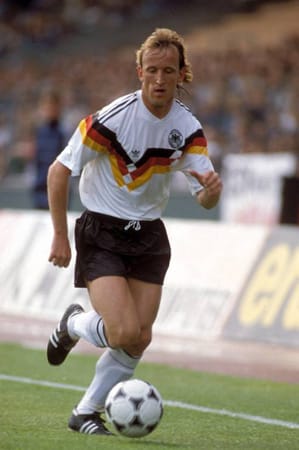 Andreas Brehme sicherte sich mit seinem verwandelten Elfmeter im WM-Finale gegen Argentinien einen Platz in den Geschichtsbüchern. Insgesamt erzielte er in Italien drei Tore.