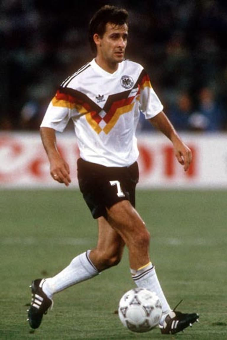 Die O-Beine des kleinen Superdribblers Pierre Littbarski sind legendär. Bei der WM 1990 war der Kölner Franz Beckenbauers Edeljoker. Im Gruppenspiel gegen Kolumbien traf "Litti" in der 89. Minute zur Führung für Deutschland.
