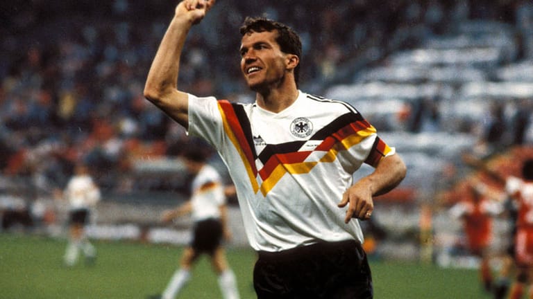 Gestatten: Lothar Matthäus - Rekordnationalspieler. Unvergessen ist sein Sololauf zum 3:1 gegen Jugoslawien, oder sein spielentscheidender Elfer gegen die Tschechoslowakei. Insgesamt vier Treffer steuerte er zum WM-Titel 1990 bei.