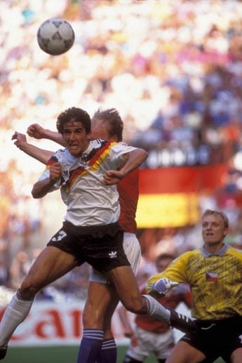 Der Name Karl-Heinz Riedle ist für immer mit dem Spitznamen "Air" verbunden. Trotz seiner geringen Körpergröße war der Stürmer als Kopfballspezialist gefürchtet. Im WM-Halbfinale gegen England behielt der Joker im Elfmeterschießen die Nerven.