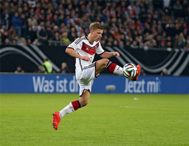 Für Max Meyer ging es bisher ganz schnell: Mit 17 Jahren Bundesligaspieler, mit 18 Jahren Stammkraft auf Schalke. Dann das Länderspiel-Debüt gegen Polen, anschließend folgte die Nominierung für den erweiterten WM-Kader. Der Zehner bringt alles mit, um eine Welt-Karriere zu starten.
