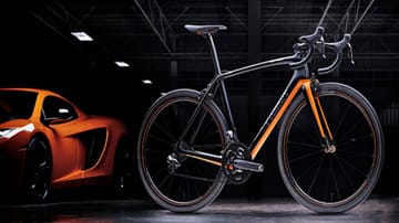 Fahrrad mit Sportwagentechnik: Das S-Works McLaren Tarmac wurde vom Radhersteller Specialized mit dem britischen Sportwagenhersteller McLaren entwickelt. Teile des Bikes wurde in derselben Farbe wie der Supersportwagen P1 lackiert.