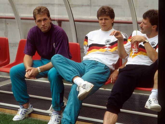 Seine große Zeit in der Nationalmannschaft sollte erst später anbrechen. Bei der WM 1990 fand sich Andreas Möller (Mitte), der als Spieler Weltmeister, Europameister, Champions-League- und UEFA-Pokal-Sieger, Deutscher Meister und DFB-Pokal-Sieger wurde, meist auf der Bank wieder. Nur zwei Kurzeinsätze stehen für ihn in Italien zu Buche.