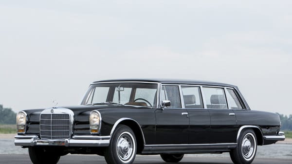 Der Merceds-Benz 600 Pullman war in den 60er Jahren als Staatskarosse gefragt. Auch Chinas kommunistische Staatselite rund um Mao Tse Tung setzte auf deutsche Wertarbeit. Dieser Pullman aus dem Jahr 1965 war das Dienstfahrzeug von Chinas damaligen Außenminister Chen Yi. Er kommt nun auf einer Versteigerung des Auktionshauses Bonhams unter den Hammer.