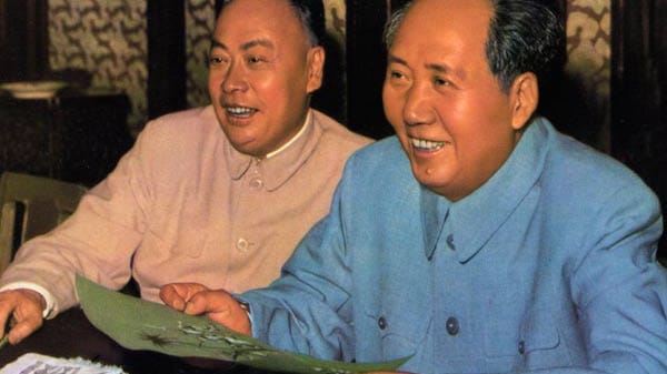 Chen Yi hier im Bild links zusammen mit Mao Tse Tung. Der Außenminister galt als einer der Vertrauten des chinesischen Staatslenkers. Auch Mao ließ sich im einem Mercedes 600 chauffieren.