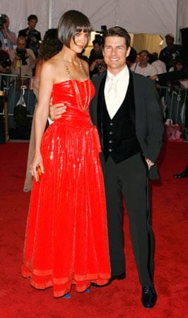 Tom Cruise in Giorgio Armani, genau wie seine damalige Ehefrau Katie Holmes auf der Metropolitan Museum of Art Costume Institute Gala im Mai 2008.