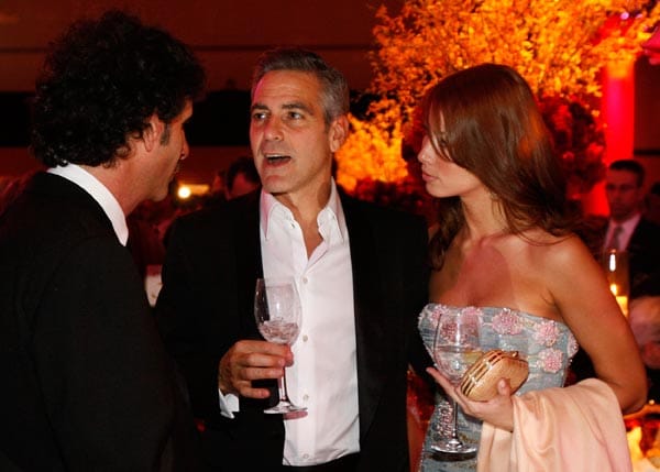 George Clooney und Girlfriend Sarah Larson beim Annual Academy Awards Governors Ball im Februar 2008. Clooney in Giorgio Armani, Larson in Valentino.