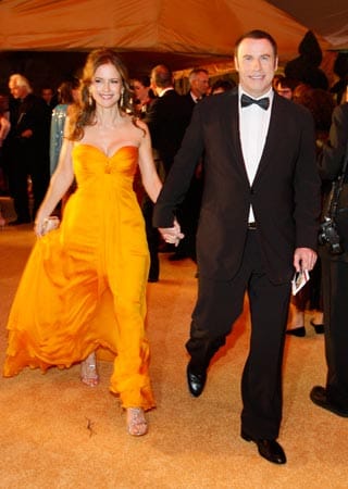 John Travolta in Giorgio Armani und Kelly Preston in Roberto. Ebenfalls auf dem Governor's Ball im Februar 2008.
