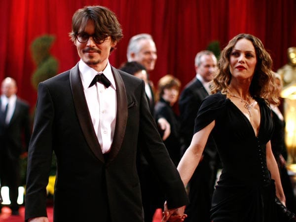 Und noch ein Smoking: Johnny Depp in Armani und einem Hemd von Anto Beverly Hills. An seiner Seite die damalige Freundin Vanessa Paradis in Chanel im Februar 2008.