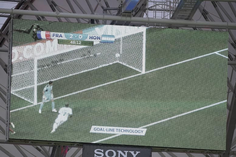 Top: Nie wieder Wembley! Danke, FIFA! Beim 3:0-Erfolg Frankreichs gegen Honduras kam die Torlinientechnik zum ersten Mal zum Einsatz - und bestand den Härtetest. Keiner hätte das Frankreich-Tor gegen Honduras erkannt. Auch die zweite Neuerung, das Freistoß-Spray, überzeugte.