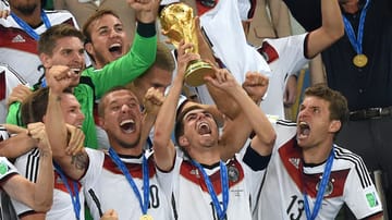 Top: Was für ein Fußball-Rausch! Deutschland krönt sich gegen Argentinien durch einen 1:0-Erfolg nach Verlängerung zum Weltmeister. Schon zuvor machte das DFB-Team durch ein 7:1 im Halbfinale gegen Brasilien die schweren Tage nach dem Zittersieg gegen Algerien vergessen. Das schwarz-rot-goldene Glücksgefühl ist grenzenlos.