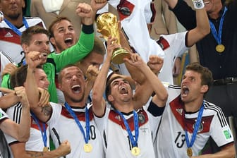 Top: Was für ein Fußball-Rausch! Deutschland krönt sich gegen Argentinien durch einen 1:0-Erfolg nach Verlängerung zum Weltmeister. Schon zuvor machte das DFB-Team durch ein 7:1 im Halbfinale gegen Brasilien die schweren Tage nach dem Zittersieg gegen Algerien vergessen. Das schwarz-rot-goldene Glücksgefühl ist grenzenlos.