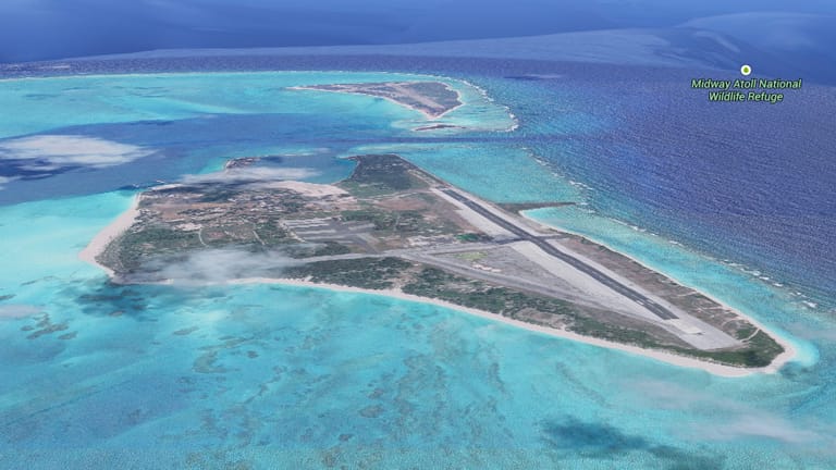 Ein winziges Fleckchen Erde mitten im Pazifik: Das Atoll Midway liegt irgendwo zwischen Kalifornien und Japan.