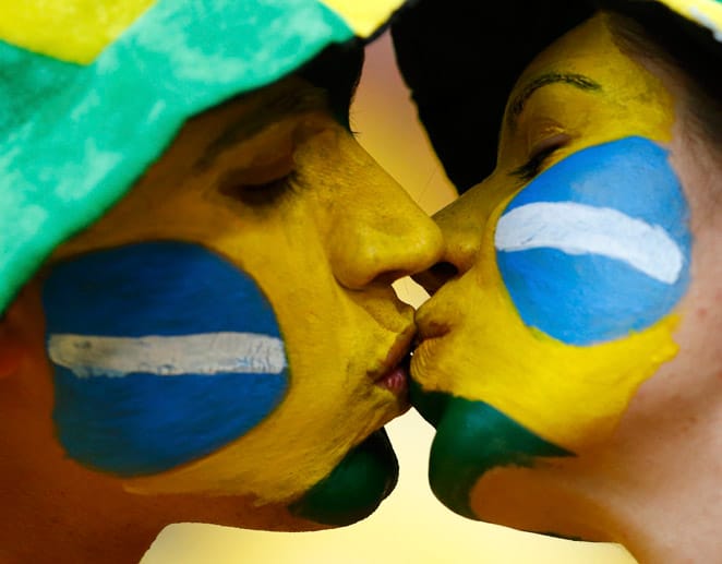 Bereits vor dem kleinen WM-Finale in Brasilia ist dieses Pärchen fest vom Erfolg des Gastgebers überzeugt. Ein Kuss besiegelt den Zusammenhalt.
