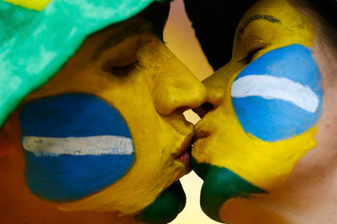 Bereits vor dem kleinen WM-Finale in Brasilia ist dieses Pärchen fest vom Erfolg des Gastgebers überzeugt. Ein Kuss besiegelt den Zusammenhalt.