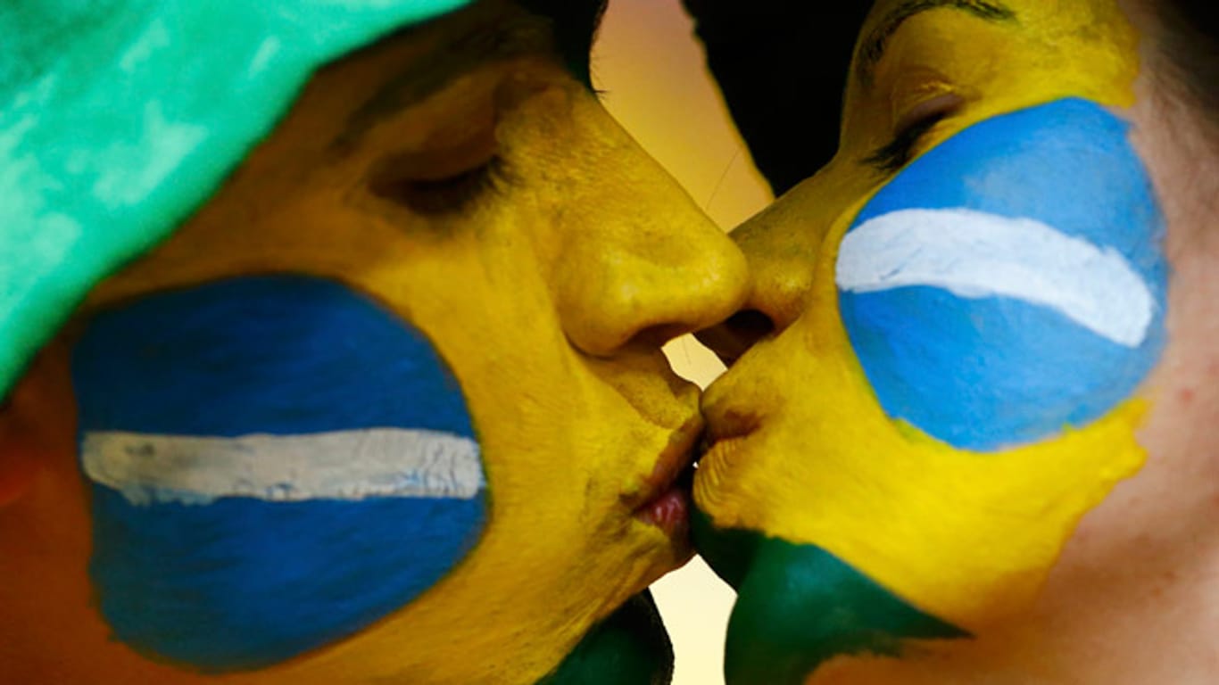 Bereits vor dem kleinen WM-Finale in Brasilia ist dieses Pärchen fest vom Erfolg des Gastgebers überzeugt. Ein Kuss besiegelt den Zusammenhalt.