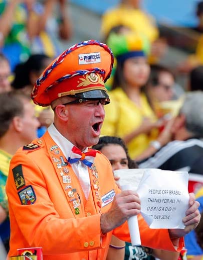 Auf Seiten der Oranje-Fans bringt sich der "Tulpengeneral" in Stellung und dankt schon vor dem Spiel dem brasilianischen Volk per Briefbotschaft: "An alle Brasilianer: Danke für alles!"