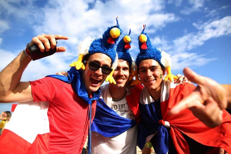 Die Fans der Niederländer zeigen einmal mehr ihre Kreativität bei den Kostümen: Dieses Trio hat sich jeweils einen Gockel auf den Kopf geschnallt - doch mit dem Hahn der Equipe Tricolore hat dies natürlich nichts zutun. "Holland hüpp!" schallt es durch die brasilianische Hauptstadt.